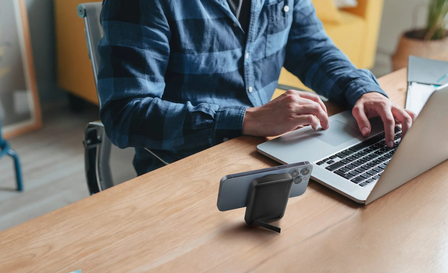 ENERGEA MAGPAC MINI 10000MAH ULTRA SLIM MAGSAFE COMPATIBLE POWER BANK WITH BUILT-IN VIDEO STAND - BLACK